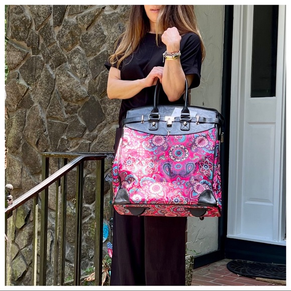 The Perfect Must Have Chic Stylish Travel Roll Bag - Picture 4 of 10